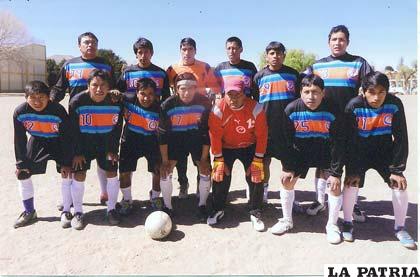 Integrantes del equipo de Montaño FC campeón del certamen