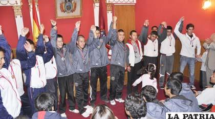 Nadadores que alcanzaron los primeros lugares en varones