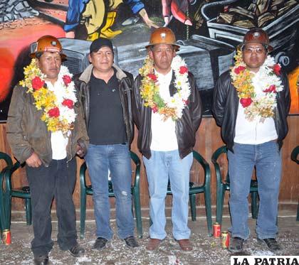 Pedro Montes (centro con casco) y la nueva dirigencia sindical de Huanuni