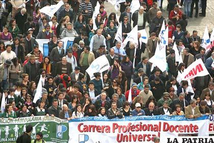 Profesores chilenos paralizaron sus labores y marcharon por distintas ciudades del país