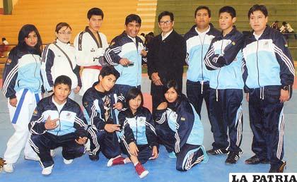 Delegación de Oruro que asistió al nacional de taekwondo