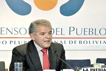 Rolando Villena presenta informe defensorial