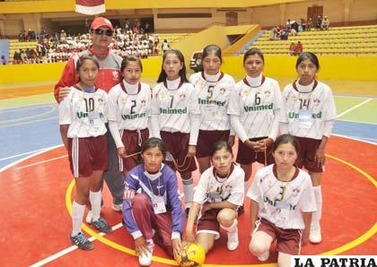 El equipo de futsal damas del colegio Carmen Guzmán de Mier