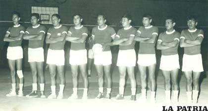 También fue parte de la selección de Oruro en voleibol en 1969