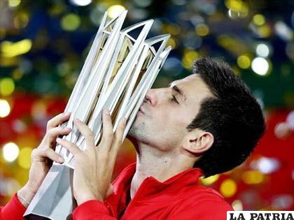 Novak Djokovic con el trofeo de campeón en Shanghái