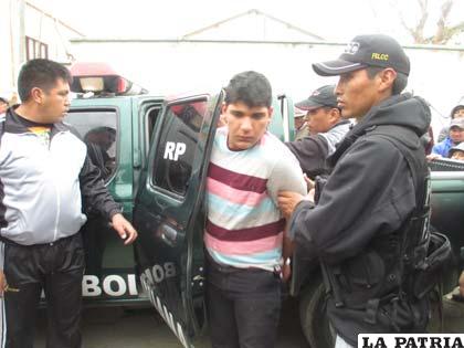 Uno de los súbditos chilenos es sacado de una patrulla