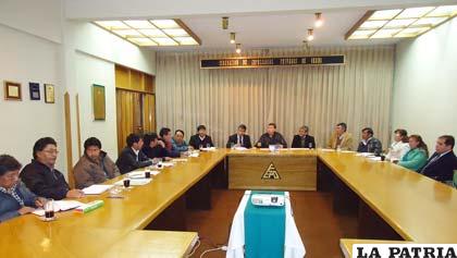 Reunión de representantes institucionales en la que se firmó el acuerdo inédito