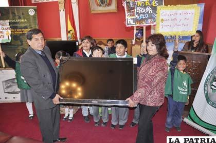 La Unidad Educativa Rotaria Oruro Otawa ganó el concurso “Mi Colegio y sus Acciones en favor del Medio Ambiente” en la categoría primaría 