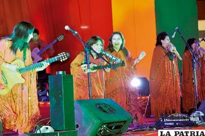 La performance del Grupo Femenino Bolivia, fue reconocida por el público