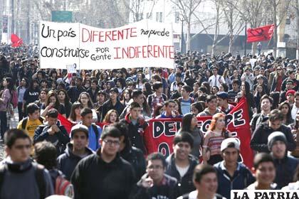 Miles de estudiantes marchan en protesta con el gobierno chileno