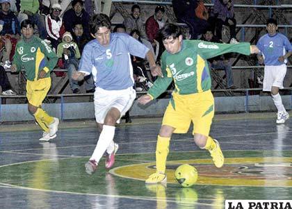 Yelsin Jiménez disputa el balón con Carlos Díaz