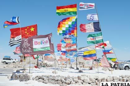 Las banderas que marcan la entrada al Salar de Uyuni
