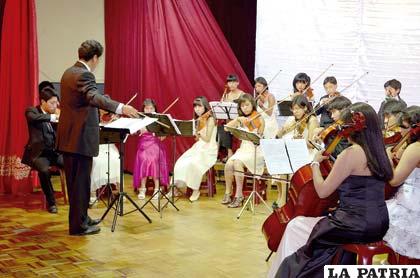 Integrantes de la Orquesta de Cámara de la Filarmónica de Oruro