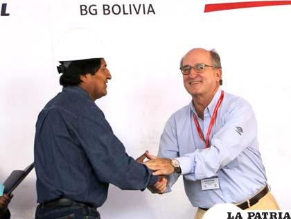 Representante de Repsol junto a Evo Morales