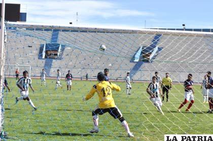 Una acción del cotejo en el cual Oruro Royal venció por 2-0