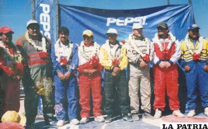 Sandro Gonzales en el podio de los campeones ocurrió el año 2002 (el quinto de izquierda a derecha)