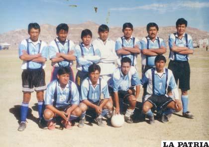 Sandro Gonzales practicó también el fútbol (el primero de los de pie de izquierda a derecha)