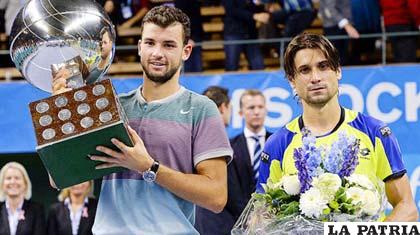 Dimitrov con el trofeo de campeón junto a Ferrer