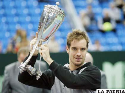 Richard Gasquet con el trofeo de campeón