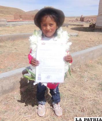 Diana Mamani de cinco años recibió el título ejecutorial de su terreno