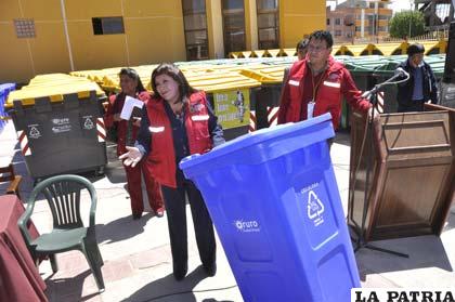 Alcaldesa entrega contenedores junto a personal del Municipio