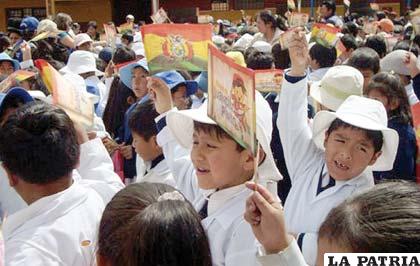 Niños esperan el beneficio de 200 bolivianos que otorgará el Gobierno