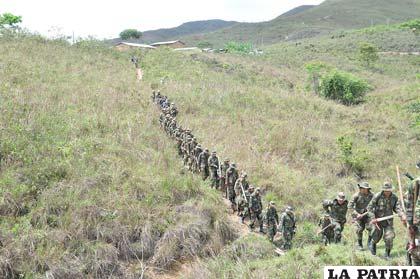 Militares cercan frontera con Perú