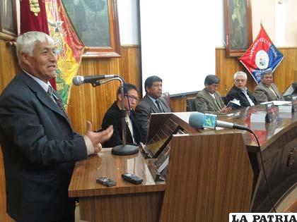 El secretario general de la UTO, Raúl Araoz, durante la entrega del libro de Beltrán