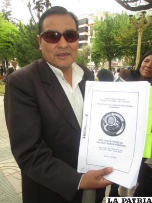 El exprefecto Alberto Aguilar muestra el informe pericial
