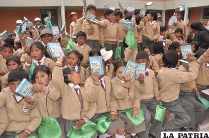 Niños que asistieron al acto de inicio del pago del bono para escolares
