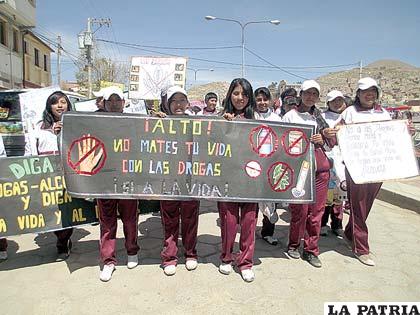 Los estudiantes del Carmen Guzmán de Mier durante la movilización antidroga
