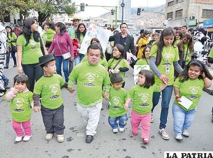 Marchan por las calles paceñas personas de Talla Baja