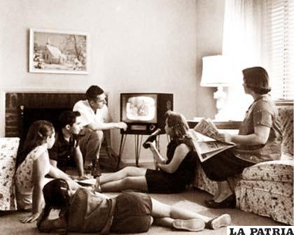 Grandes y chicos se congregan frente al televisor desde su invención