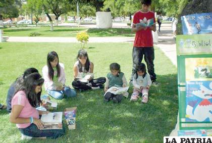 Promoviendo la lectura en plazas y parques
