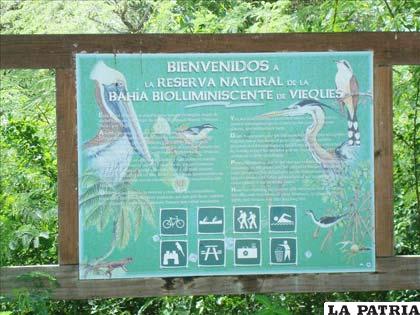 Detalle del cartel que da la bienvenida a la bahía bioluminiscente de Vieques, en Puerto Rico, una de las más importantes de la isla