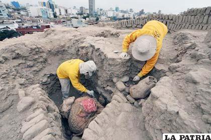 Arqueólogos hallan una tumba de 1.000 años de antigüedad en Lima