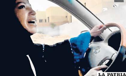 Una mujer saudí maneja un vehículo en Riad, como parte de una campaña para desafiar la prohibición que se les impide
