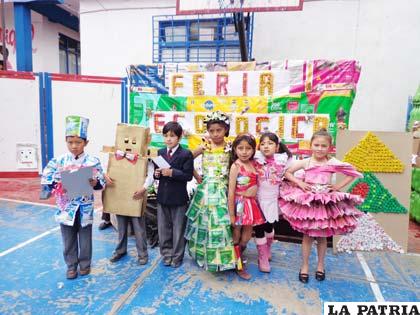 Niños elaboraron trajes con material reciclable