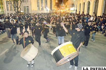 Los jóvenes del colegio “Ignacio León” también participaron de la entrada amenizando la fiesta con música autóctona