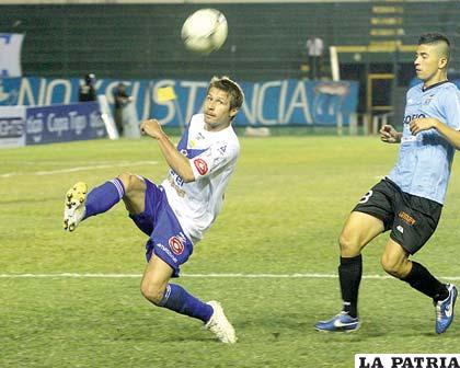 Claudio Centurión partirá como titular hoy