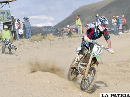 Marco Antezana cruza la bandera a cuadros