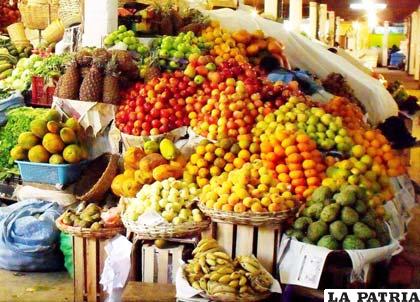 Variedad de frutas en los mercados, muchas de importación
