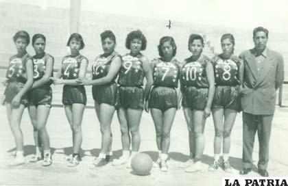 El equipo de Loa que participaba en los torneos oficiales del baloncesto orureño, Dora Saravia con la casaca 7