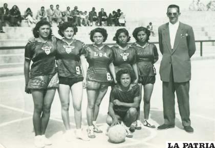 Con el equipo de Loa en 1994, Dora Saravia de cuclillas