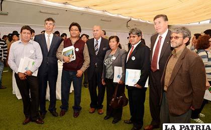 Una fracción de la delegación orureña, junto al alcalde de Iquique Jorge Soria (cuarto de izquierda a derecha)