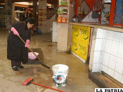 Limpieza al interior del mercado Simón Bolívar