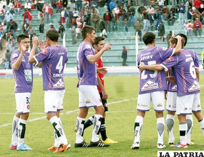 Jugadores de Real Potosí en la celebración por el triunfo ante Wilstermann