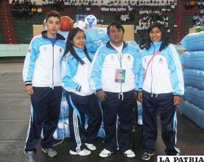 Pereira, Cruz, García y Apaza, recibieron el lote de material deportivo para Oruro