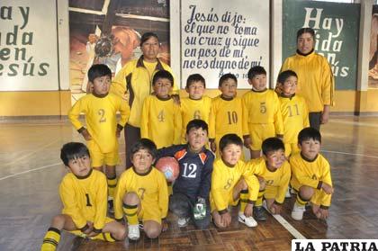 Integrantes del equipo de futsal del kínder Pantaleón Dalence
