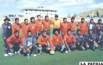 Plantel de Adicional, campeón del evento